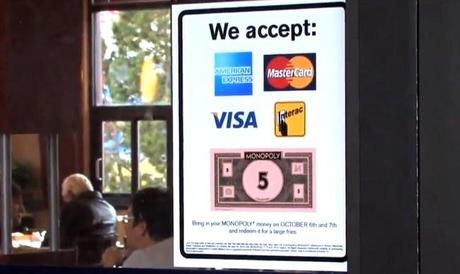 Pagar en Mc Donald's con dinero del Monopoly