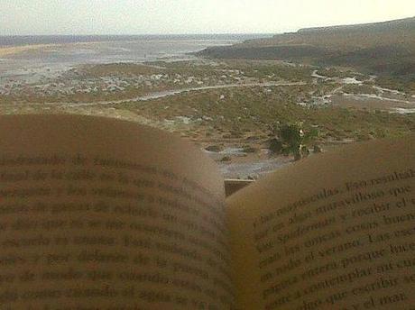 Leyendo en mi terraza del Gorriones