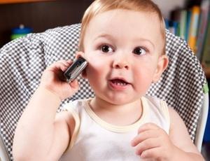 ¿Son los teléfonos móviles juguetes para los bebés?