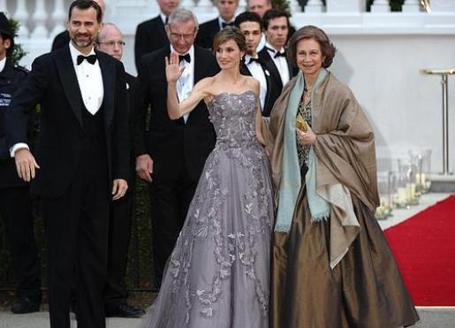 Dña. Letizia elige un vestido palabra de honor lavanda, de Felipe Varela, para la cena previa a la boda real de Guillermo y Kate