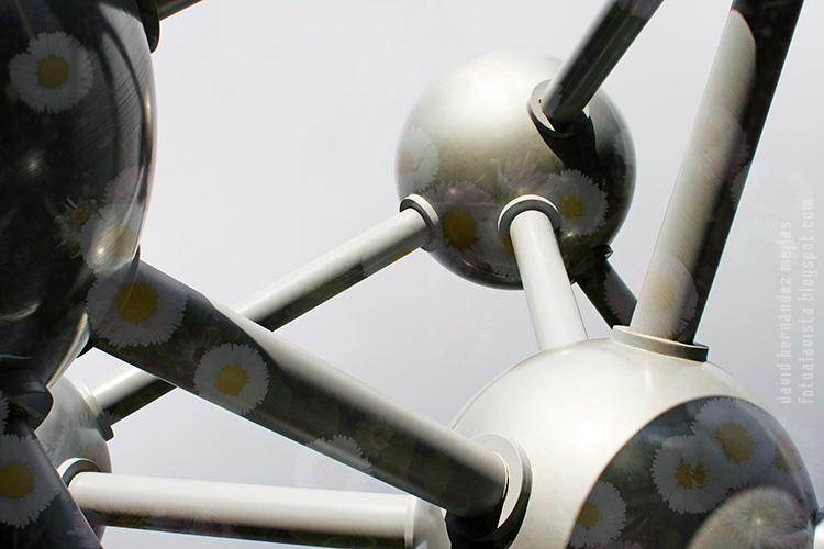 Fotomontaje de una reproducción a escala del Atomium en contrapicado con una toma de margaritas en el Parque de Europa, de Torrejón de Ardoz, Madrid