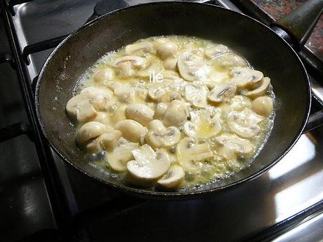 Pollo al horno con crema de champiñones