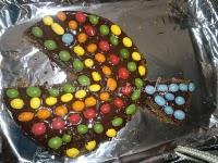 Tarta pez de fondant de chocolate y lacasitos