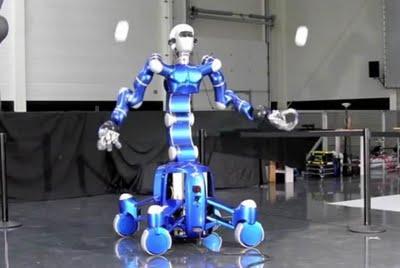Robot es capaz de atrapar dos pelotas al mismo tiempo