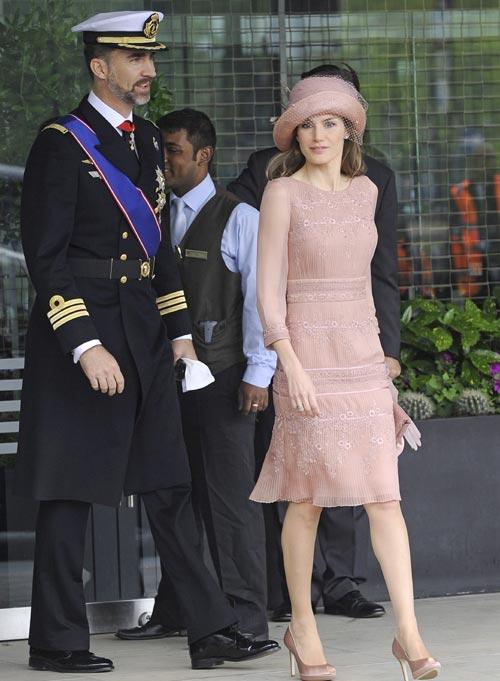 La Princesa Letizia, de rosa, en la boda del Príncipe Guillermo y Kate. Primeras imágenes