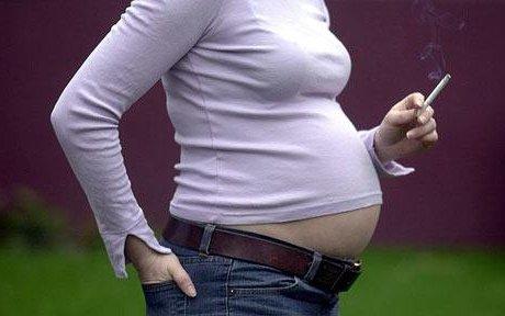 Fumar durante el embarazo aumentaría posibilidades de tener hijos fumadores