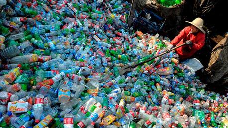 Petasa, la enzima que peta el plástico de la botellas de agua