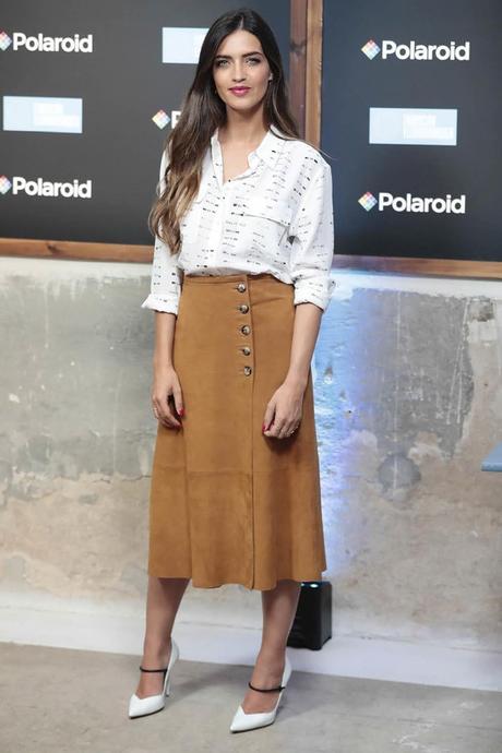 Como usar falda midi