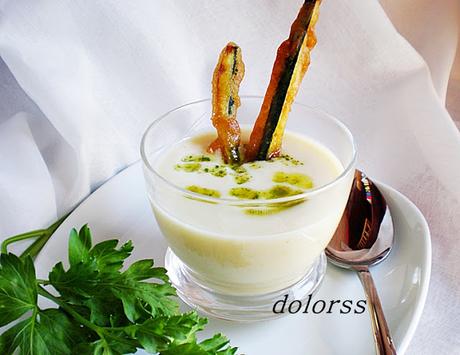 Vaso de crema de coliflor con berenjena en tempura Vaso de crema de coliflor con berenjena en tempura