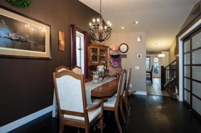 Utilizando el tirón de un tiranosaurio para vender una casa