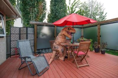 Utilizando el tirón de un tiranosaurio para vender una casa