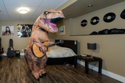 Utilizando el tirón de un tiranosaurio para vender una casa