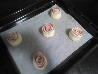 ROSAS DE HOJALDRE DE JAMÓN Y QUESO