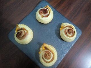 ROSAS DE HOJALDRE DE JAMÓN Y QUESO