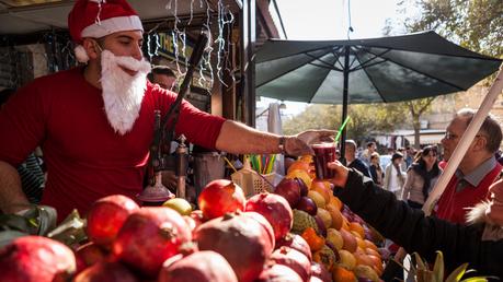 Papá Noel vende jugos en Nazareth 10 deslumbrantes escenas de Navidad en Israel.
