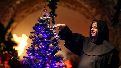 Monje y árbol de Navidad en Jerusalén 10 deslumbrantes escenas de Navidad en Israel.