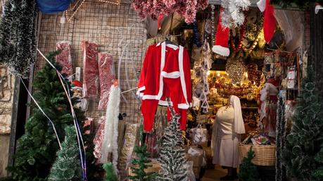 Monja compra adornos de Navidad en Jerusalén 10 deslumbrantes escenas de Navidad en Israel.