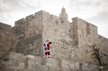 Papá Noel en las murallas de Jerusalén 10 deslumbrantes escenas de Navidad en Israel.