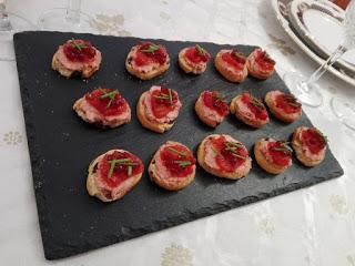 3 aperitivos para fiestas: Tostadita foie de pato, mermelada de tomate y perlas de PX. Aperitivos con membrillo