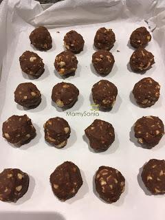 BOMBONES DE CHOCOLATE RELLENOS DE AVELLANAS EN THERMOMIX Y TRADICIONAL