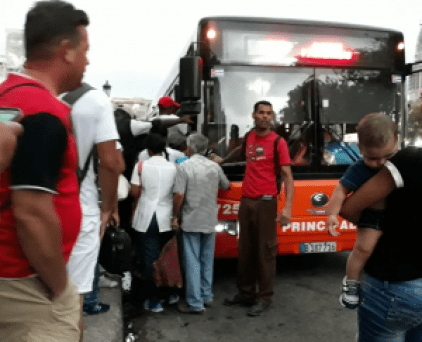 Violencia en La Habana para montarse en una guagua debido a la crisis del transporte (+Fotos)