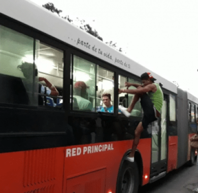 Violencia en La Habana para montarse en una guagua debido a la crisis del transporte (+Fotos)