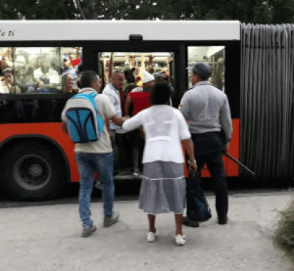 Violencia en La Habana para montarse en una guagua debido a la crisis del transporte (+Fotos)