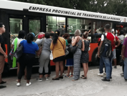 Violencia en La Habana para montarse en una guagua debido a la crisis del transporte (+Fotos)