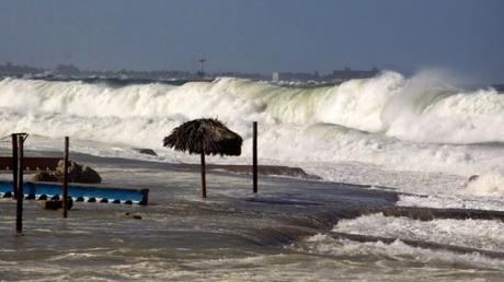 Inundaciones en La Habana y el occidente de Cuba por marejadas y fuertes vientos