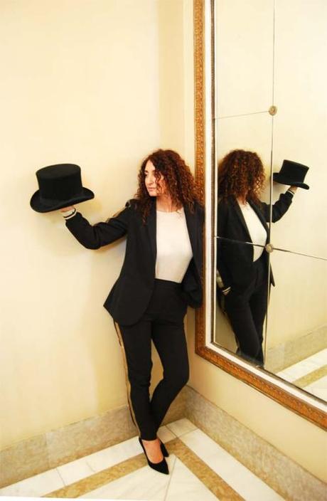 A lo Marlene Dietrich y Coco Chanel, con chistera y cloche A lo Marlene Dietrich y Coco Chanel, con chistera y cloche