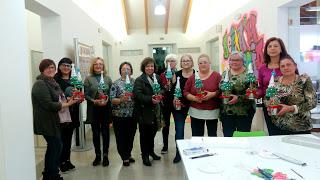 ARBOL DE NAVIDAD Y TALLER EN LA BIBLIOTECA .....