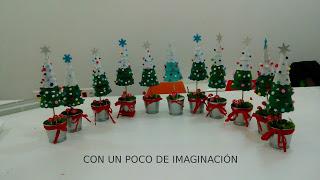 ARBOL DE NAVIDAD Y TALLER EN LA BIBLIOTECA .....