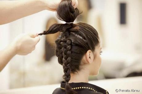 Trenza invertida con chongo alto paso a paso