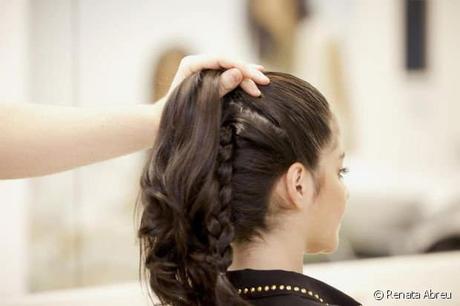 Trenza invertida con chongo alto paso a paso