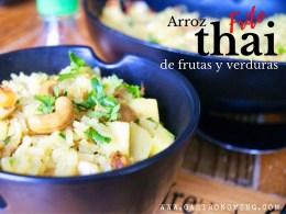 Arroz frito thai de frutas y verduras