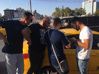 Taxistas localizando el destino con mi hijo Alex en la Plaza de Taksim de Estambul. Fotografia_Viajes_Turquia