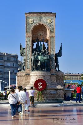 Monumento a la Independencia y al líder Atatürk en el centro de Taksim. Estambul. Fotografia_Viajes_Turquia