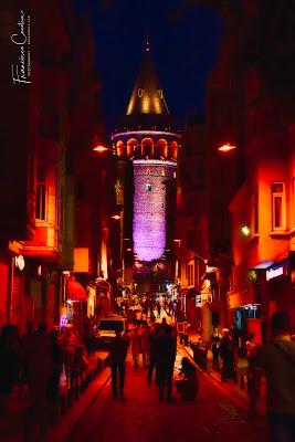 Las calles y alrededores de la Torre de Gálata siempre están animadas. Estambul. Fotografia_Viajes_Turquia