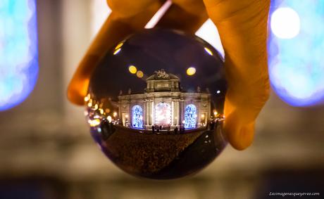 Fotografiando la iluminación navideña de Madrid a través de una Lensball