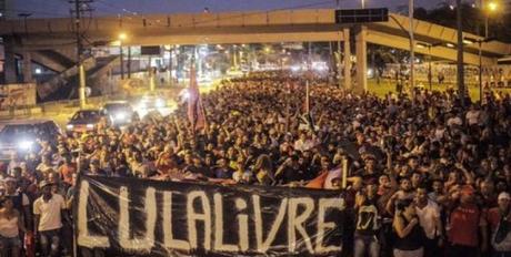 Realizarán vigilia por Navidad en Curitiba en apoyo a Lula