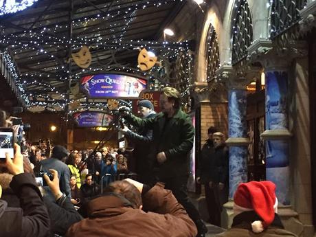 Bono y The Edge cantan en la Grafton Street de Dublín en Nochebuena