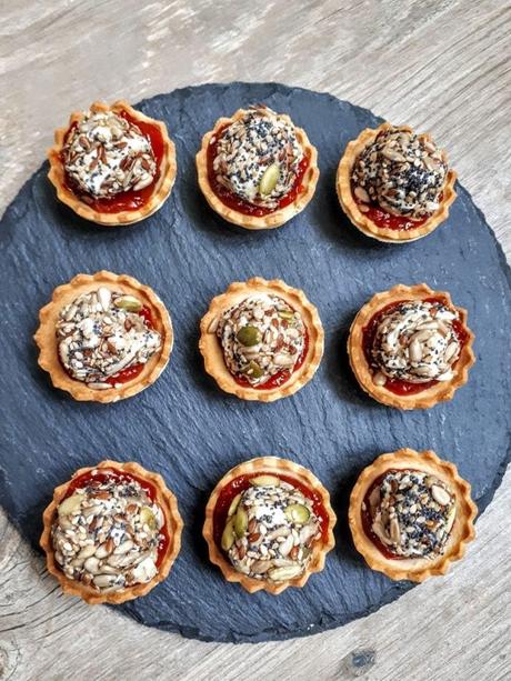 Bombones de queso de cabra y mermelada de pimientos