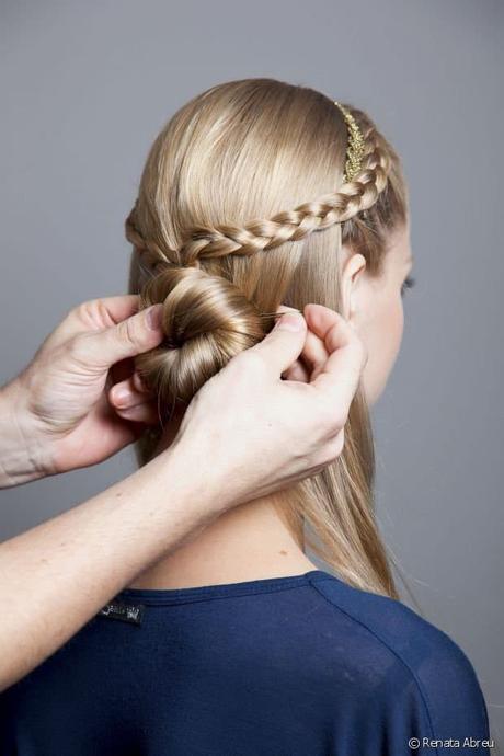 Chongo con trenza lateral y tiara