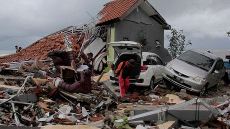 Aumentan a más de 400 fallecidos por el tsunami en Indonesia