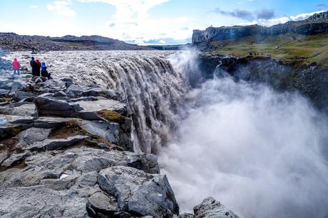 Ver-la-cascada-de-Dettifoss-en-el-norte-de-Islandia ¿Qué puedo Ver en Islandia? - 12 Cosas para VER en Islandia
