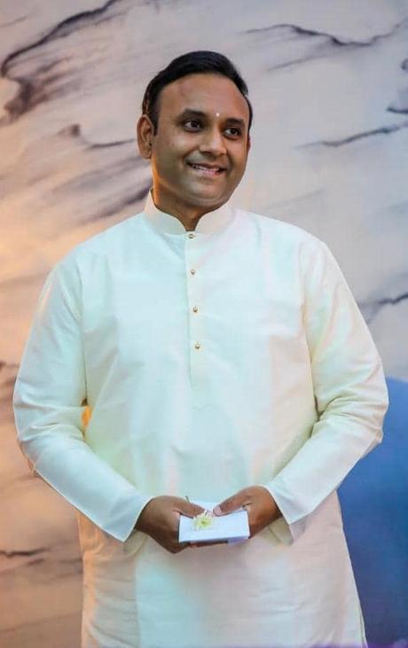 La imagen puede contener: 1 persona, sonriendo, de pie