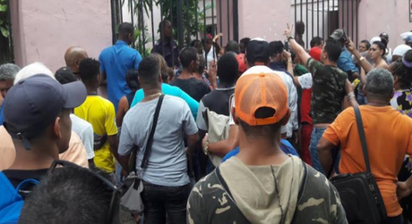 Custodio en La Habana asesina a un perro a sangre fría y los vecinos protestan por casi una hora