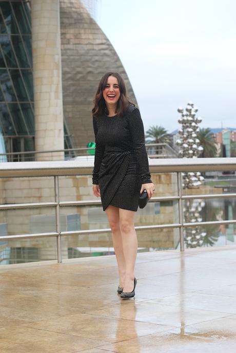 Look de noche con vestido negro de brillos