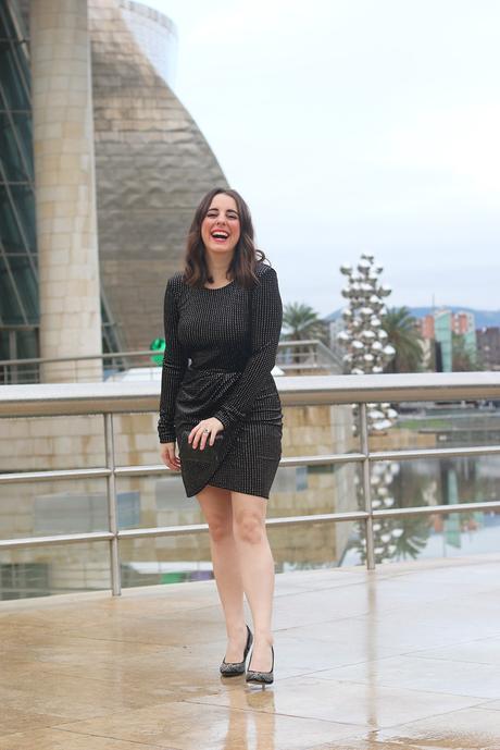 Look de noche con vestido negro de brillos