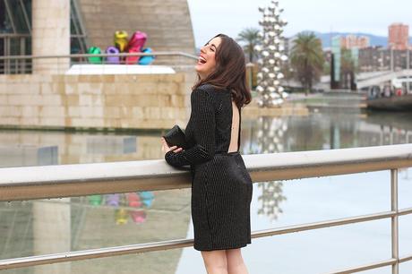 Look de noche con vestido negro de brillos